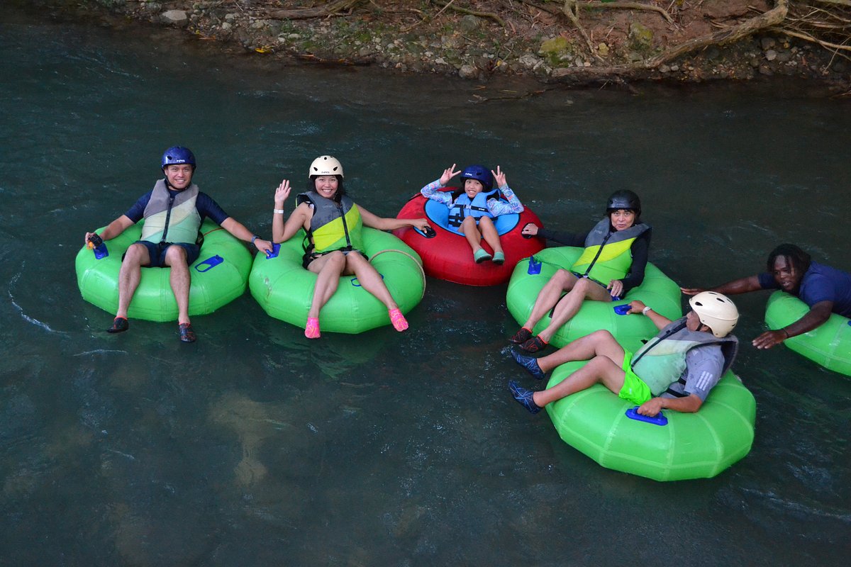 Tubers relaxing on the gentle slopes of the Rio Bueno river